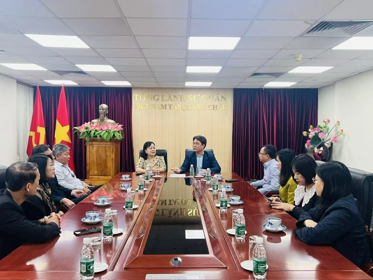 Việt Nam coi trọng cao độ giao lưu hợp tác với Trung Quốc trong lĩnh vực văn hóa, xã hội Việt Nam coi trọng cao độ giao lưu hợp tác với Trung Quốc trong lĩnh vực văn hóa, xã hội
