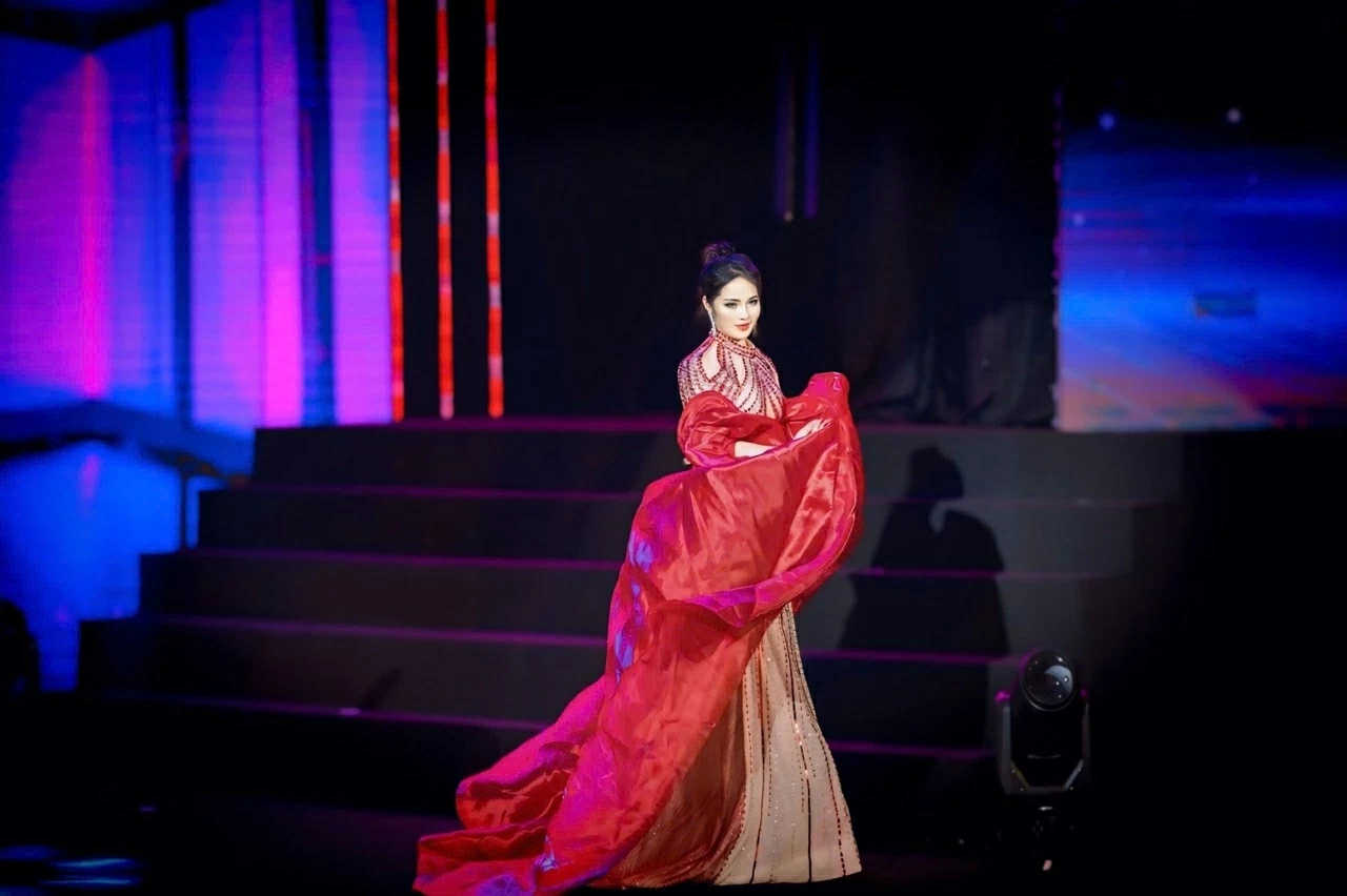 Phần thi trình diễn trang phục đầy tự tin của Tân Á hậu Nguyễn Thị Thủy.
