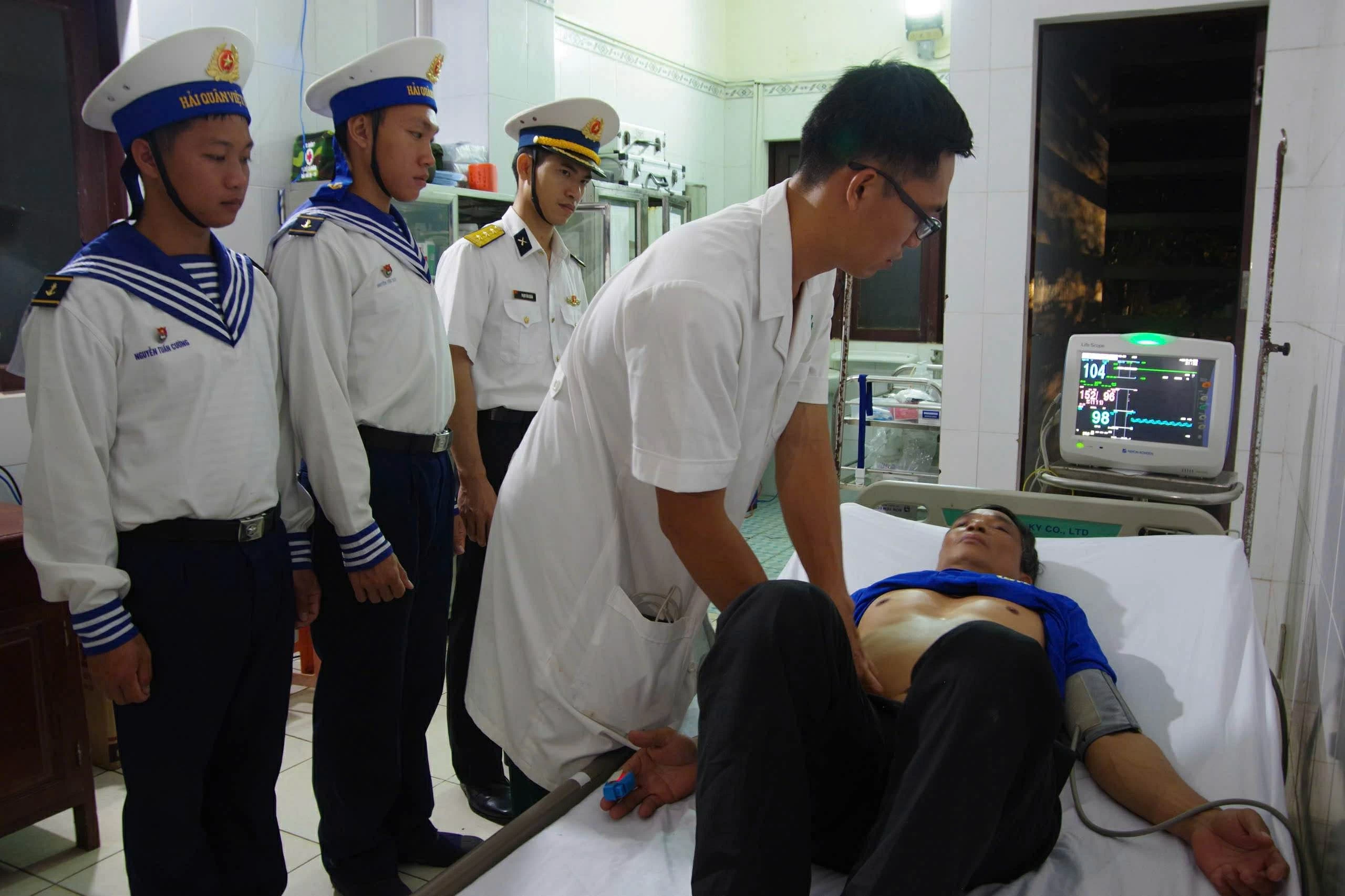Bệnh xá đảo Trường Sa cấp cứu kịp thời bệnh nhân viêm bàng quang Bệnh xá đảo Trường Sa cấp cứu kịp thời bệnh nhân
