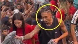 Raphinha gây sốt với nghĩa cử đẹp nhân dịp Giáng sinh