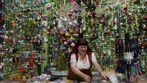 Thế giới kỳ diệu mùa lễ hội quanh năm trong cửa hàng trang trí Giáng sinh