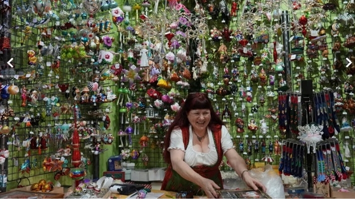 Thế giới kỳ diệu mùa lễ hội quanh năm trong cửa hàng trang trí Giáng sinh