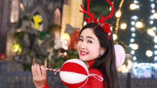NSND Thu Hà và loạt sao Việt rộn ràng đón Giáng sinh