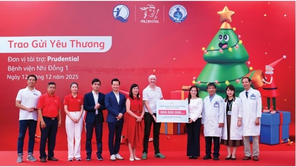 Prudential trao 2.600 phần quà Giáng Sinh, lan tỏa yêu thương đến bệnh nhi