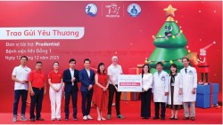 Prudential trao 2.600 phần quà Giáng Sinh, lan tỏa yêu thương đến bệnh nhi
