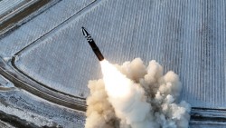 Triều Tiên thử tên lửa tầm xa mới, bắn trúng mục tiêu ở độ cao 200 km