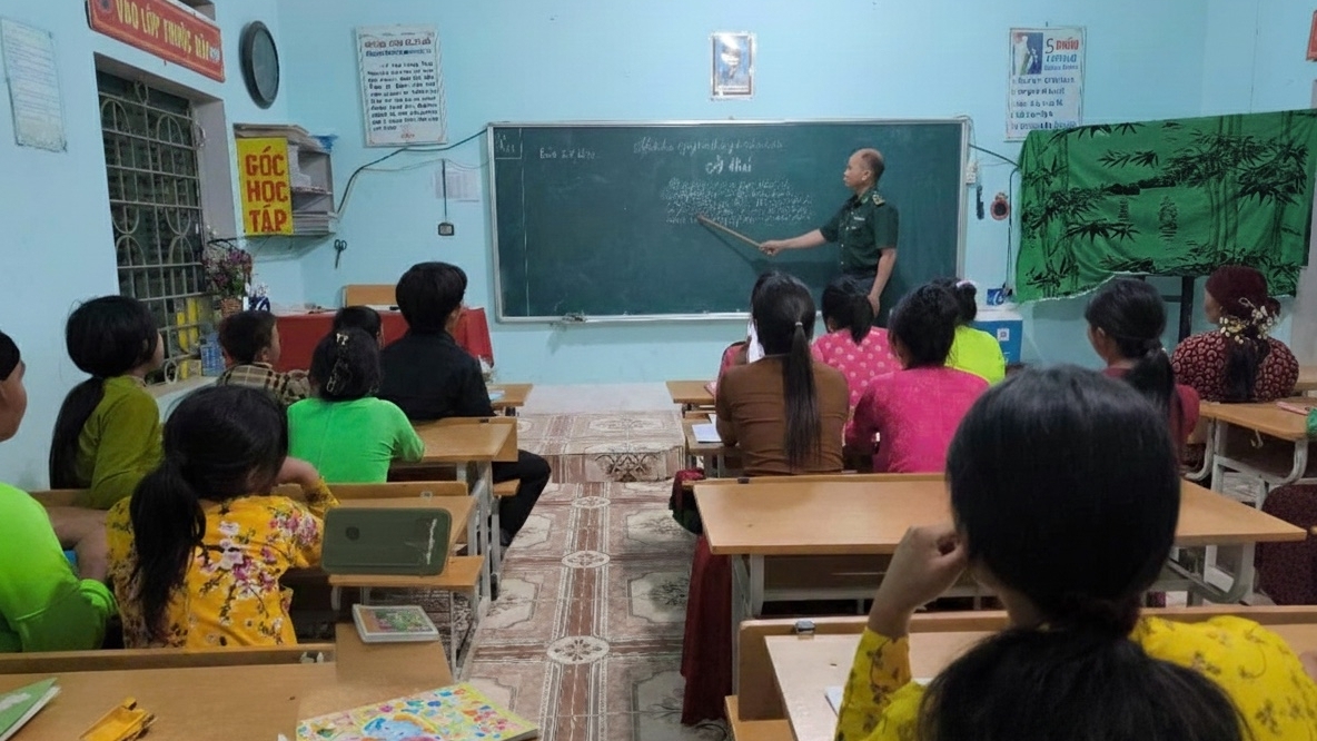 Hành trình thắp sáng tri thức của những người thầy quân hàm xanh