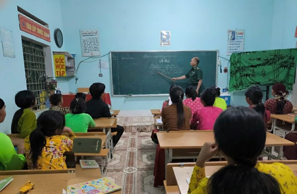 Hành trình thắp sáng tri thức của người thầy quân hàm xanh