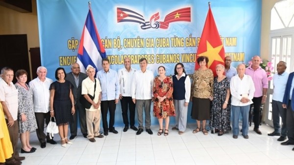 Vietnamese Embassy hosts Get-together with former Cuban officials and experts in Havana