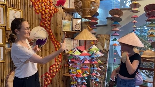 Nón làng Chuông: Dáng quê trong từng nếp lá