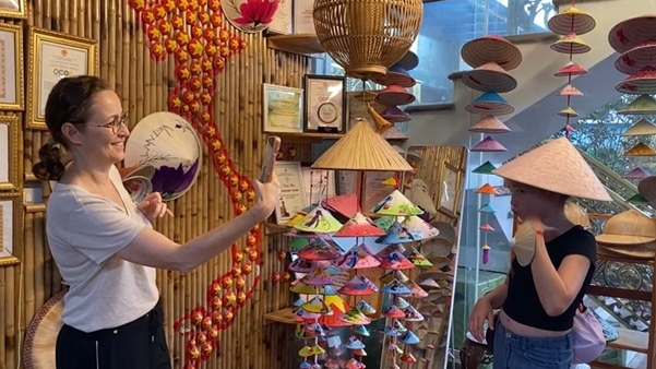 Nón làng Chuông: Dáng quê trong từng nếp lá