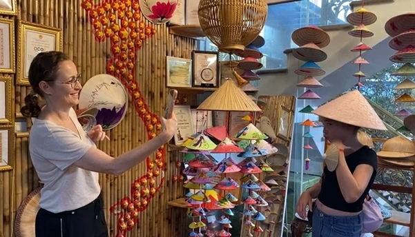 Nón làng Chuông: Dáng quê trong từng nếp lá Nón làng Chuông: Dáng quê trong từng nếp lá