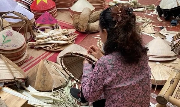 Nón làng Chuông: Dáng quê trong từng nếp lá Nón làng Chuông: Dáng quê trong từng nếp lá