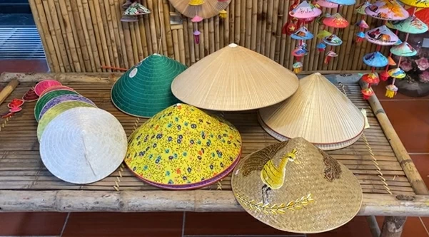 Nón làng Chuông: Dáng quê trong từng nếp lá Nón làng Chuông: Dáng quê trong từng nếp lá