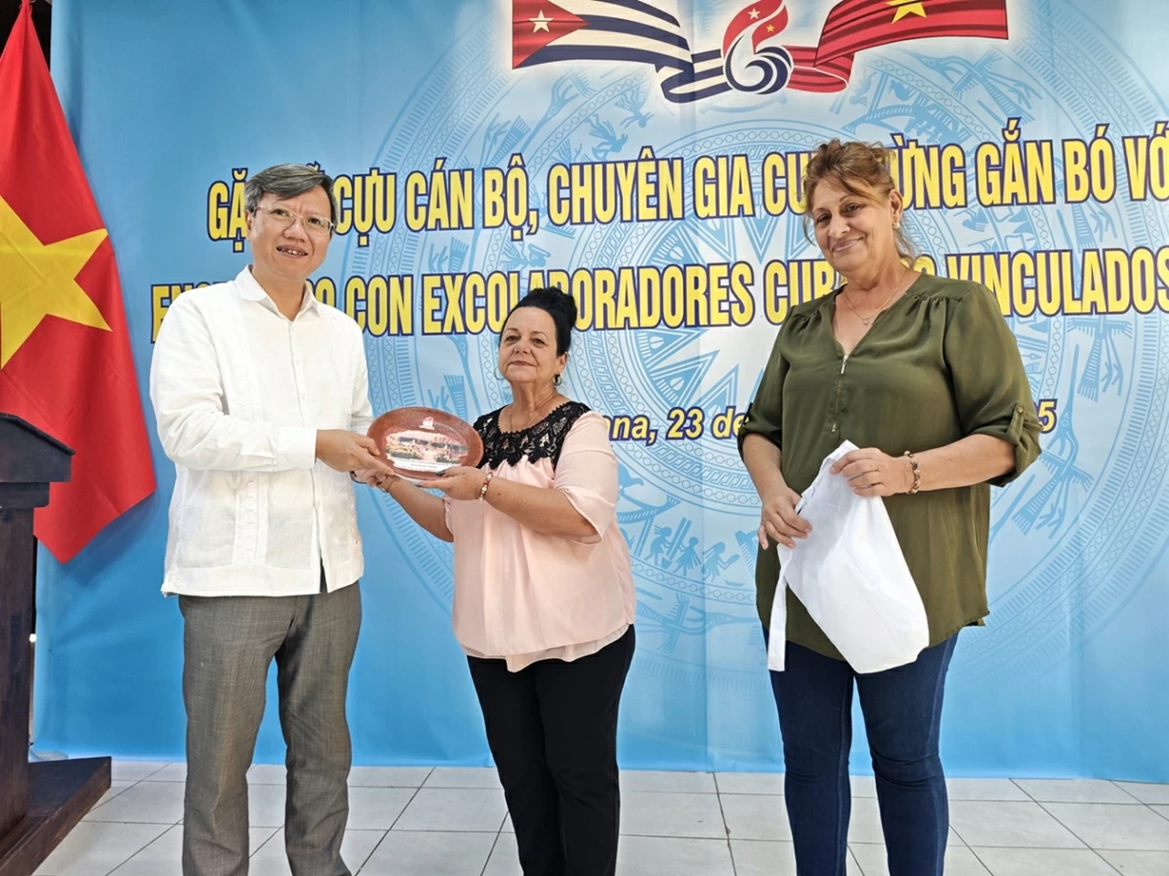 Gặp mặt cựu cán bộ, chuyên gia Cuba gắn bó với Việt Nam Gặp mặt cựu cán bộ, chuyên gia Cuba gắn bó với Việt Nam