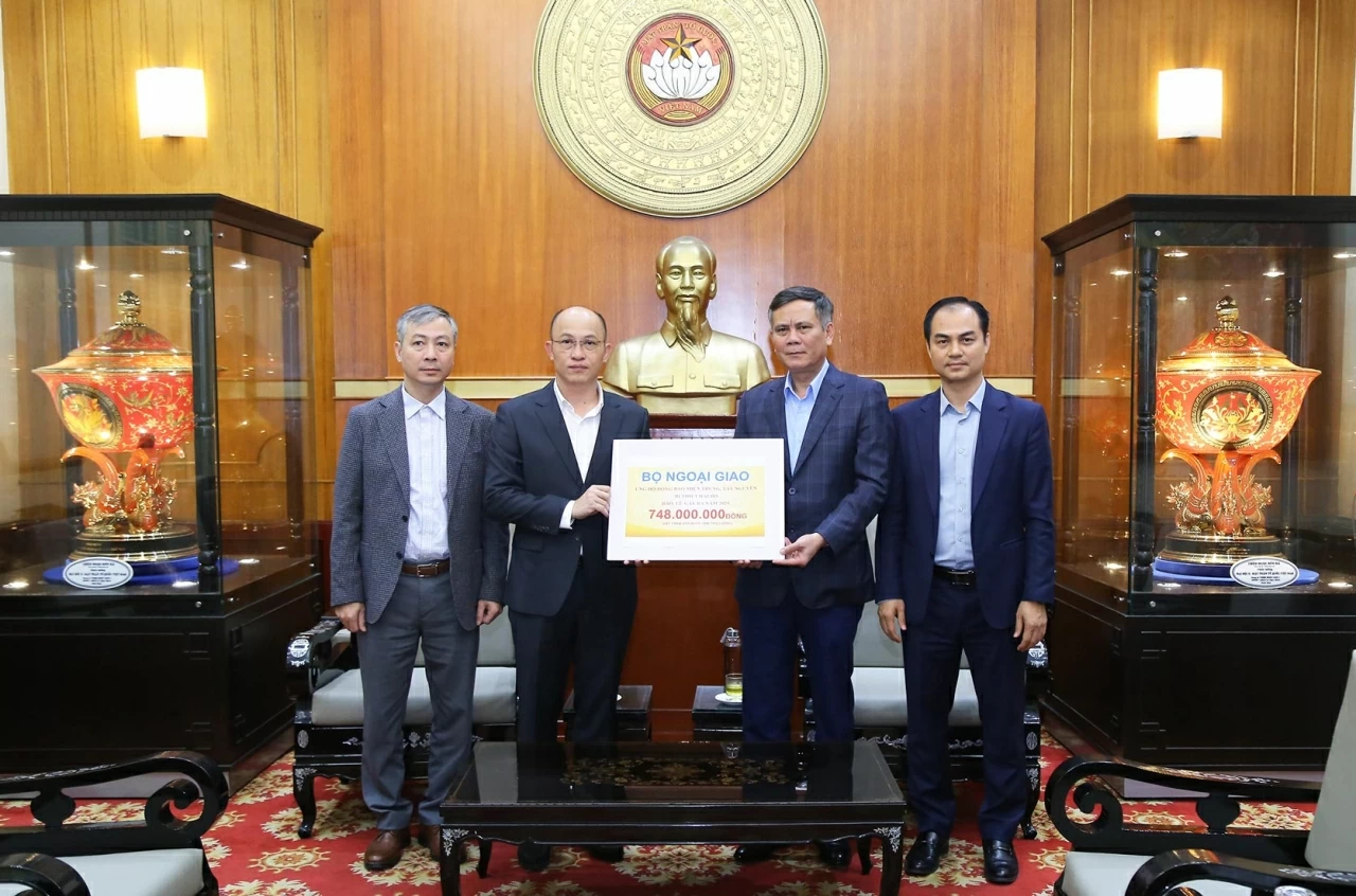 đồng chí Nguyễn Xuân Ánh, Ủy viên Ban Thường vụ Đảng ủy Bộ, Chánh Thanh tra Bộ Ngoại giao thay mặt tập thể cán bộ, công chức, viên chức và người lao động toàn Ngành trao số tiền ủng hộ đồng bào các tỉnh miền Trung, Tây Nguyên chịu thiệt hại bởi bão lũ. đồng chí Nguyễn Xuân Ánh, Ủy viên Ban Thường vụ Đảng ủy Bộ, Chánh Thanh tra Bộ Ngoại giao thay mặt tập thể cán bộ, công chức, viên chức và người lao động toàn Ngành trao số tiền ủng hộ đồng bào các tỉnh miền Trung, Tây Nguyên chịu thiệt hại bởi bão lũ.