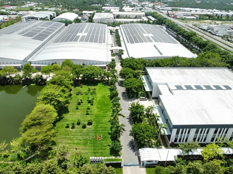 Các tấm pin năng lượng mặt trời tại một hệ thống nhà máy cung cấp của PUMA tại Việt Nam.