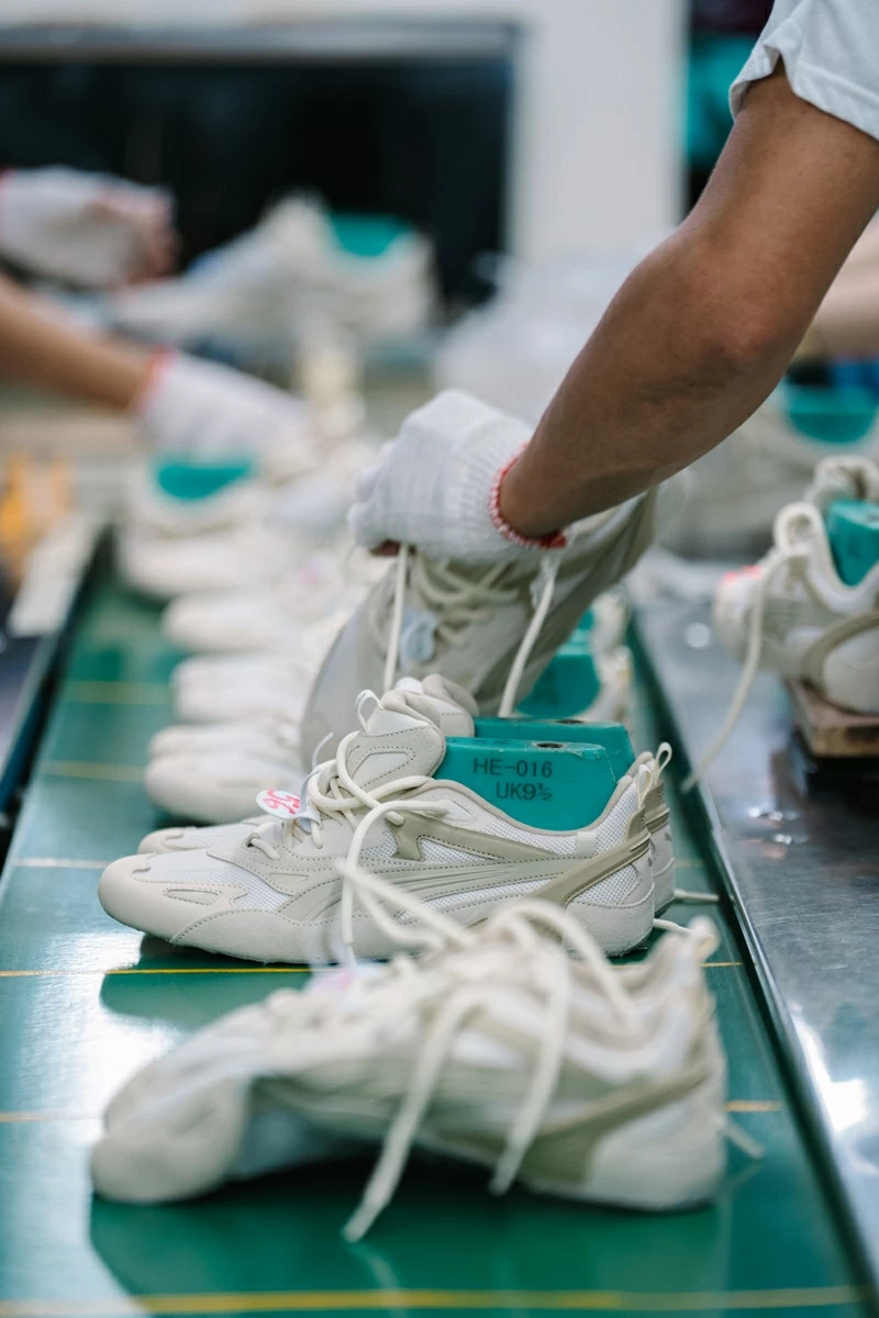 Dây chuyền sản xuất giày PUMA tại một nhà máy