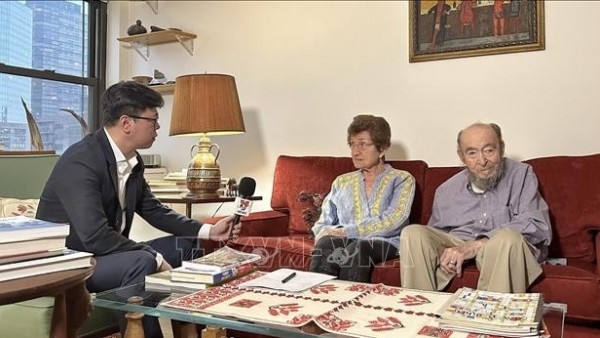 Foreign Minister Le Hoai Trung extends condolences over the passing of Cora and Peter Weiss