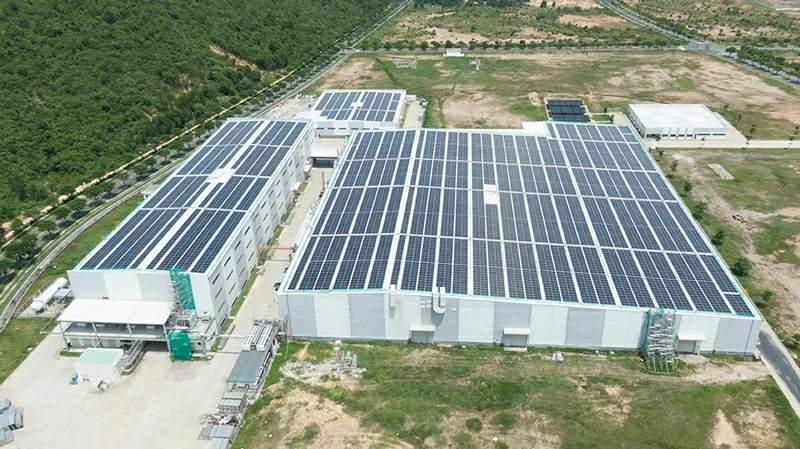 Hình ảnh hệ thống điện mặt trời áp mái tại nhà máy UACV ở Đà Nẵng.