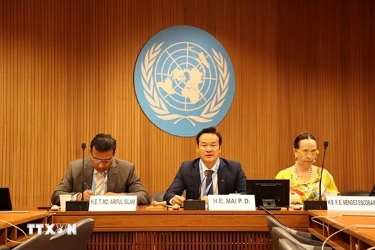 Đại sứ Mai Phan Dũng - Trưởng Phái đoàn thường trực Việt Nam tại Geneva (giữa) phát biểu tại một phiên thảo luận trong khuôn khổ tham dự Phiên đối thoại về Báo cáo quốc gia thực thi Công ước quốc tế về các quyền dân sự và chính trị (Công ước ICCPR) tại Phiên họp thứ 144 của Ủy ban Nhân quyền tại Geneva, Thụy Sĩ tháng 7/2025. Đại sứ Mai Phan Dũng - Trưởng Phái đoàn thường trực Việt Nam tại Geneva (giữa) phát biểu tại một phiên thảo luận trong khuôn khổ tham dự Phiên đối thoại về Báo cáo quốc gia thực thi Công ước quốc tế về các quyền dân sự và chính trị (Công ước ICCPR) tại Ph