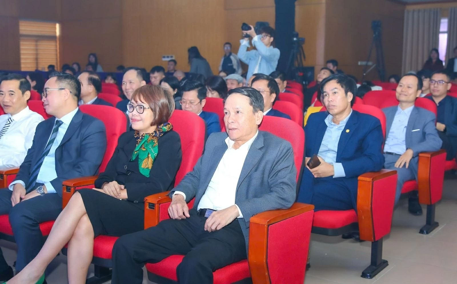 Các đại biểu chứng kiến khoảnh khắc vinh danh các tác giả đoạt giải, thể hiện sự ủng hộ đối với những nỗ lực của người làm báo.