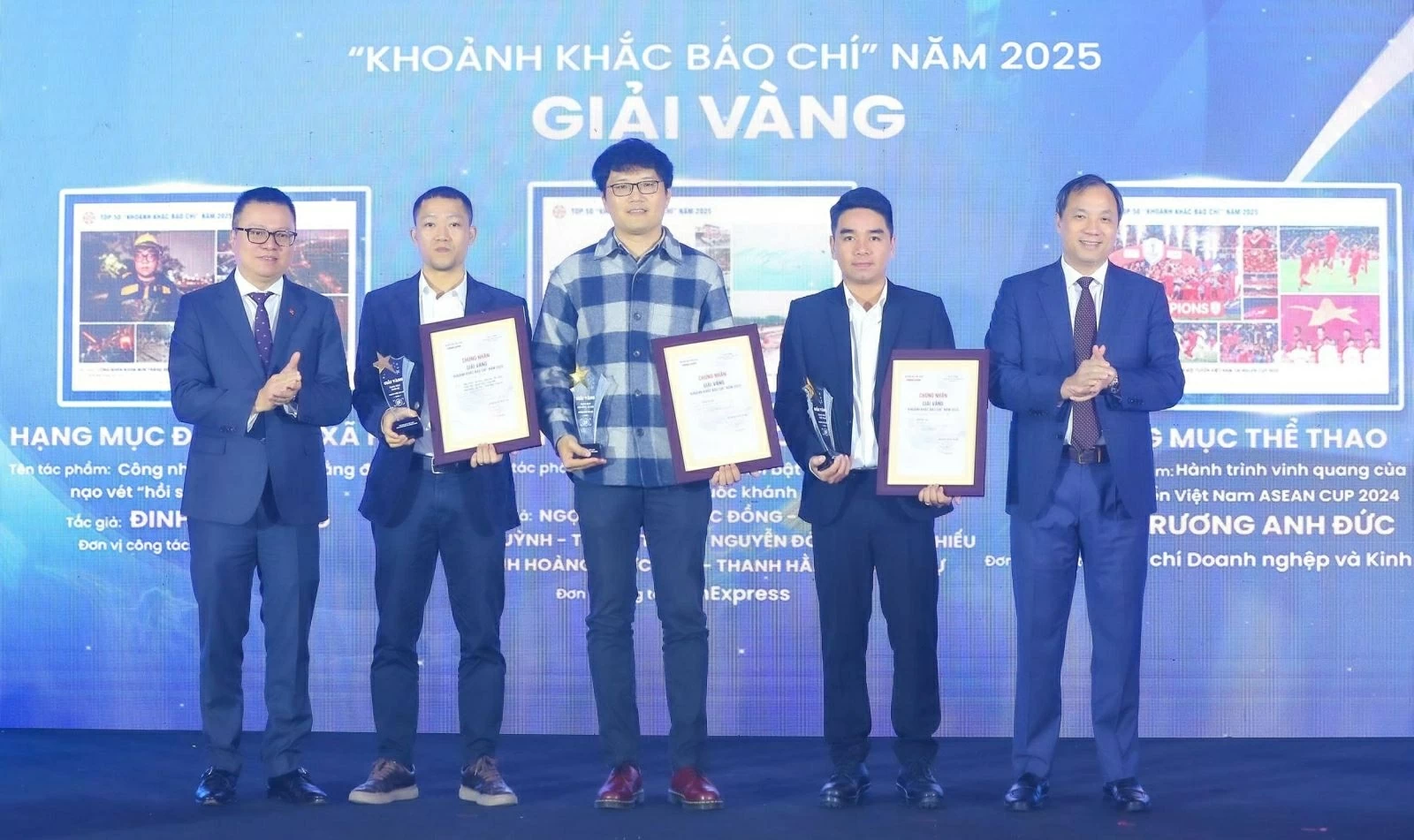 Ông Lê Quốc Minh, Uỷ viên Trung ương Đảng, Tổng biên tập Báo Nhân dân, Phó Trưởng ban Tuyên giáo và Dân vận Trung ương, Chủ tịch Hội Nhà báo Việt Nam và TS.Hoàng Trung Dũng, Uỷ viên Trung ương Đảng, Tổng Biên tập Tạp chí Cộng sản trao Giải Vàng cho các tá