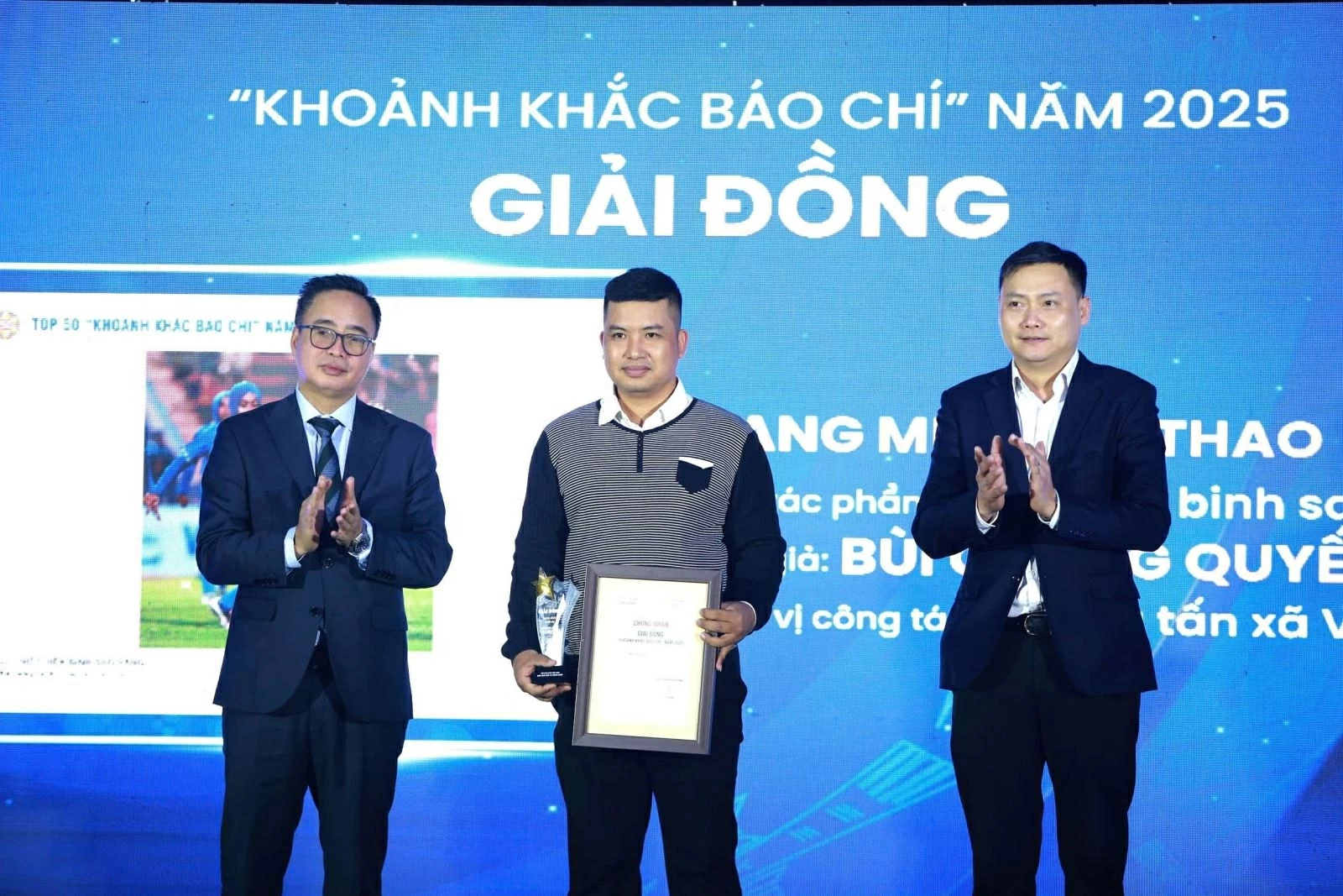 Ông Phạm Mạnh Hùng, Phó Tổng giám đốc Đài Tiếng nói Việt Nam và ông Nguyễn Quang Đức, Phó Trưởng ban Tuyên giáo và Dân vận, Đảng uỷ Mặt trận Tổ quốc, các đoàn thể trung ương trao Giải Đồng ch Ông Phạm Mạnh Hùng, Phó Tổng giám đốc Đài Tiếng nói Việt Nam và ông Nguyễn Quang Đức, Phó Trưởng ban Tuyên giáo và Dân vận, Đảng uỷ Mặt trận Tổ quốc, các đoàn thể trung ương trao Giải Đồng ch