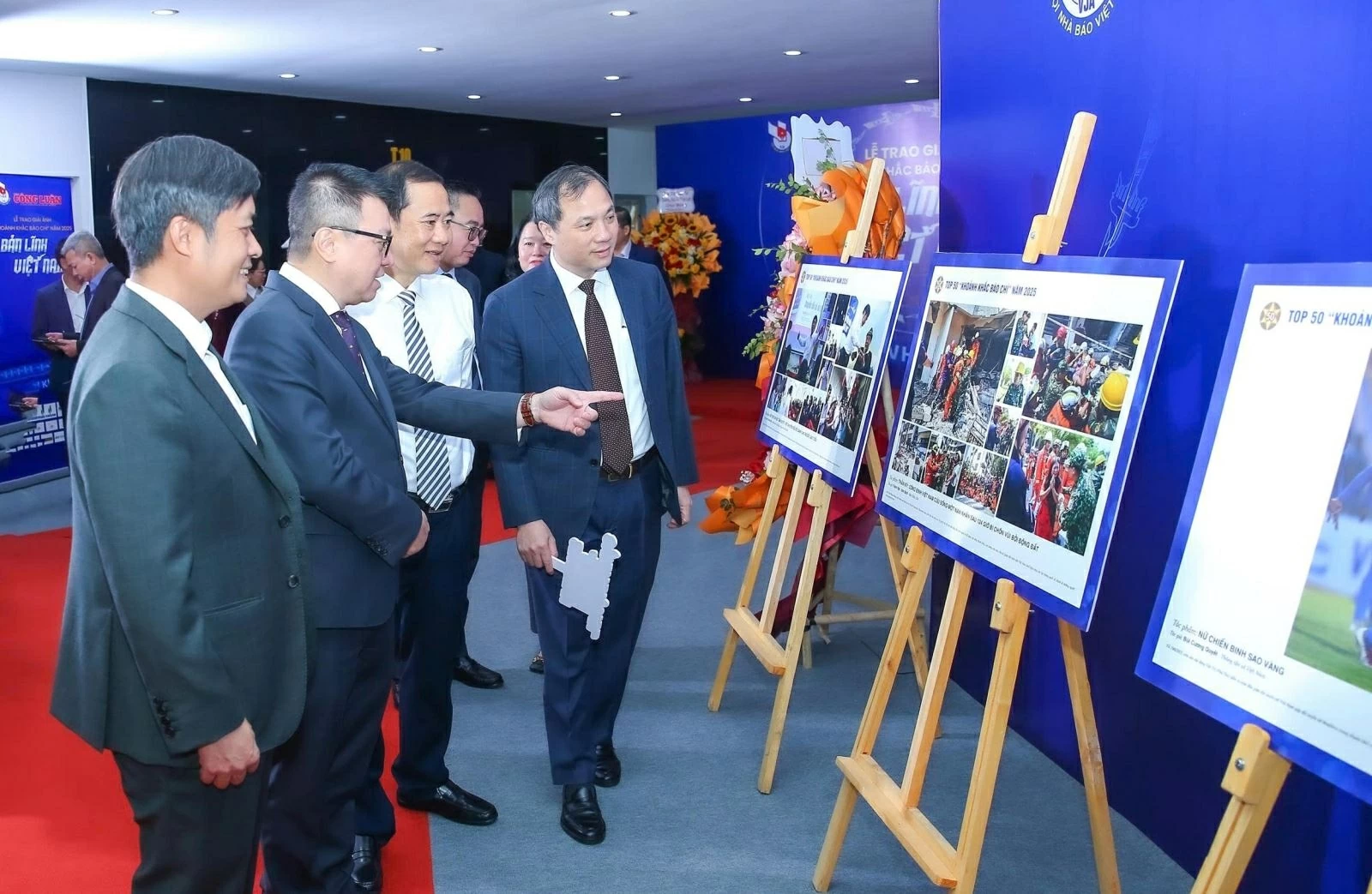 Các đại biểu ấn tượng với tác phẩm tại khu vực trưng bày.