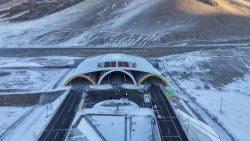 Trung Quốc: Thông xe đường hầm cao tốc dài nhất thế giới, chính thức mở cửa giao thông tại Tân Cương