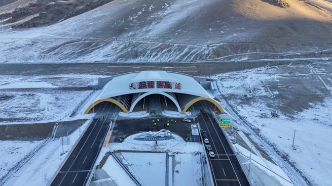 Trung Quốc: Thông xe đường hầm cao tốc dài nhất thế giới, chính thức mở cửa giao thông tại Tân Cương