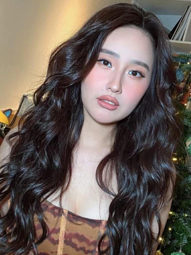 Sao Việt: Hoa hậu Mai Phương Thúy đẹp lạ, Phương Anh Đào tươi tắn dạo phố