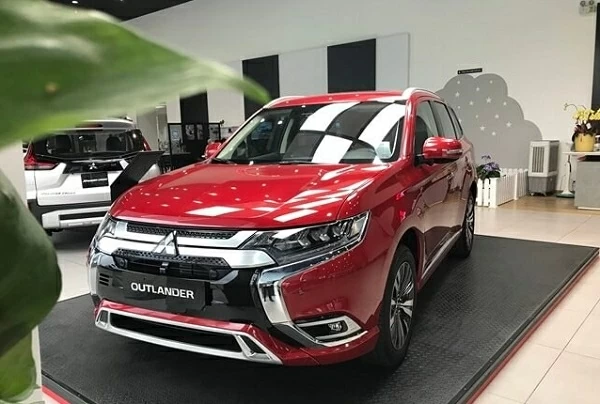 Mitsubishi Outlander với lối thiết kế có phần cục mịch, chậm đổi mới… dần trở nên lỗi thời.