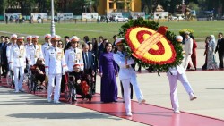 Đoàn đại biểu dự Đại hội Thi đua yêu nước toàn quốc lần thứ XI vào Lăng viếng Chủ tịch Hồ Chí Minh