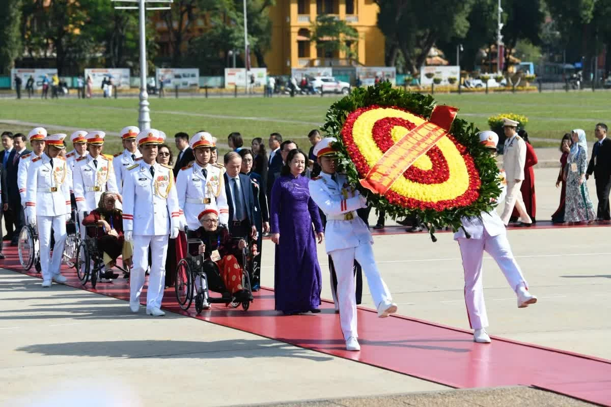 Đoàn đại biểu dự Đại hội Thi đua yêu nước toàn quốc lần thứ XI vào Lăng viếng Chủ tịch Hồ Chí Minh