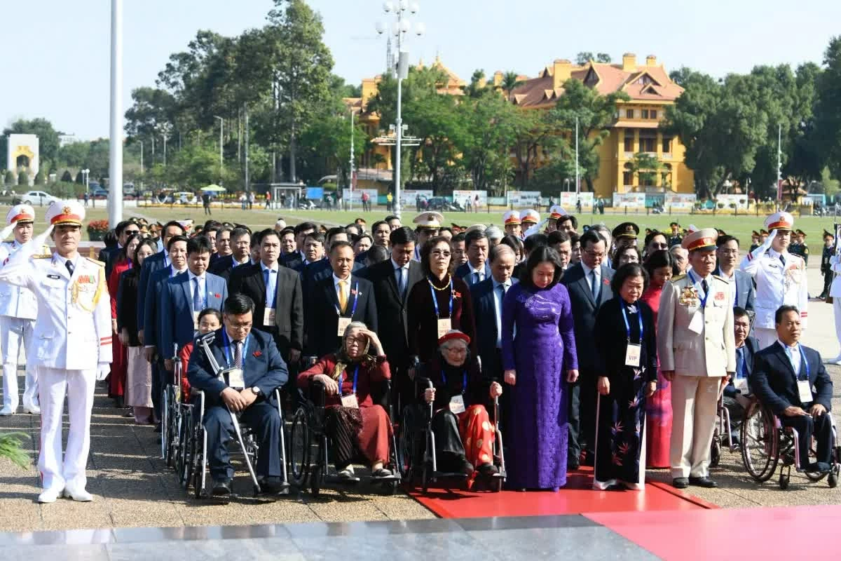 Đoàn đại biểu dự Đại hội Thi đua yêu nước toàn quốc lần thứ XI vào Lăng viếng Chủ tịch Hồ Chí Minh