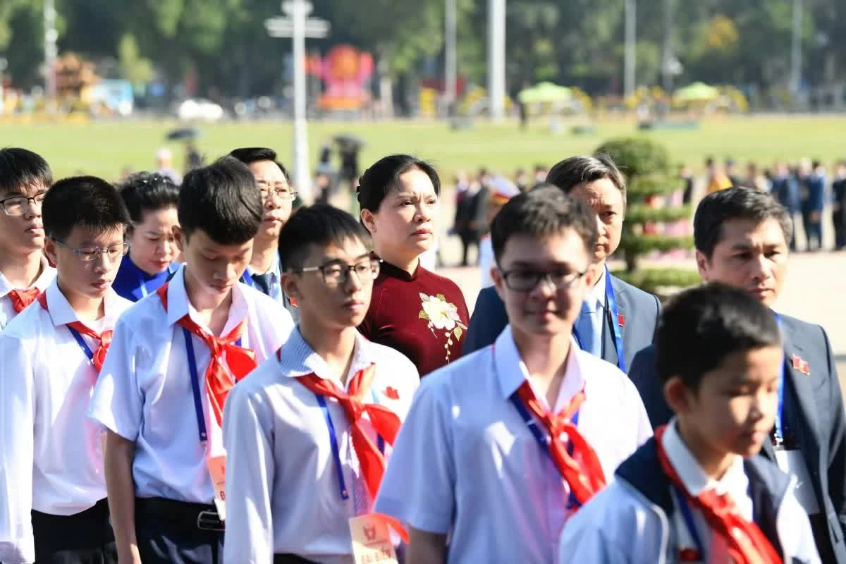 Đoàn đại biểu dự Đại hội Thi đua yêu nước toàn quốc lần thứ XI vào Lăng viếng Chủ tịch Hồ Chí Minh