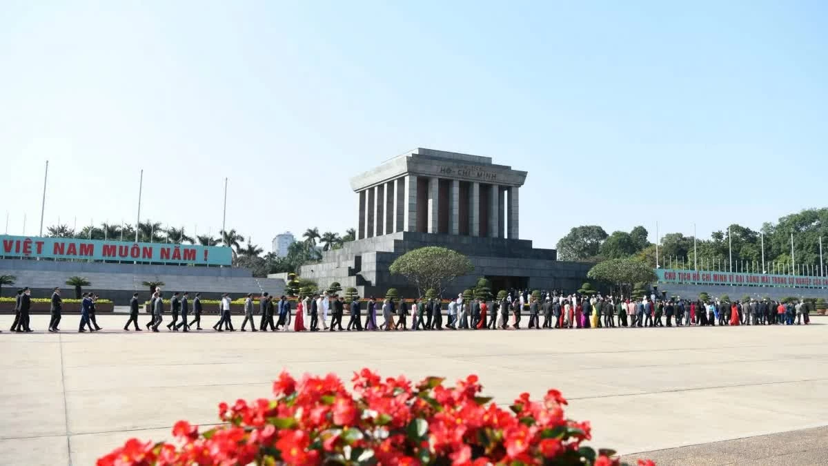 Đoàn đại biểu dự Đại hội Thi đua yêu nước toàn quốc lần thứ XI vào Lăng viếng Chủ tịch Hồ Chí Minh