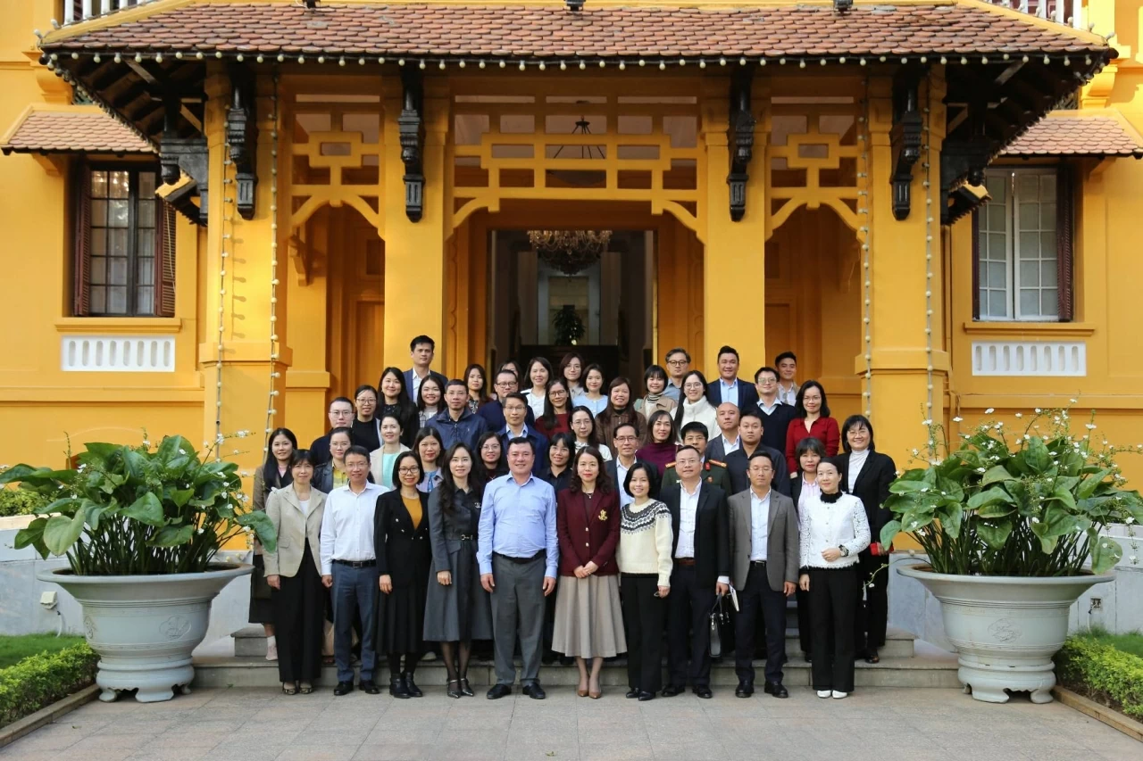 Các đại biểu tham dự chụp ảnh lưu niệm. (Ảnh: Thành Long)