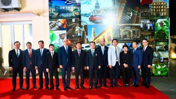 Cuba trao tặng Huân chương Hữu nghị cho Trưởng Ban Chính sách, chiến lược Trung ương Nguyễn Thanh Nghị