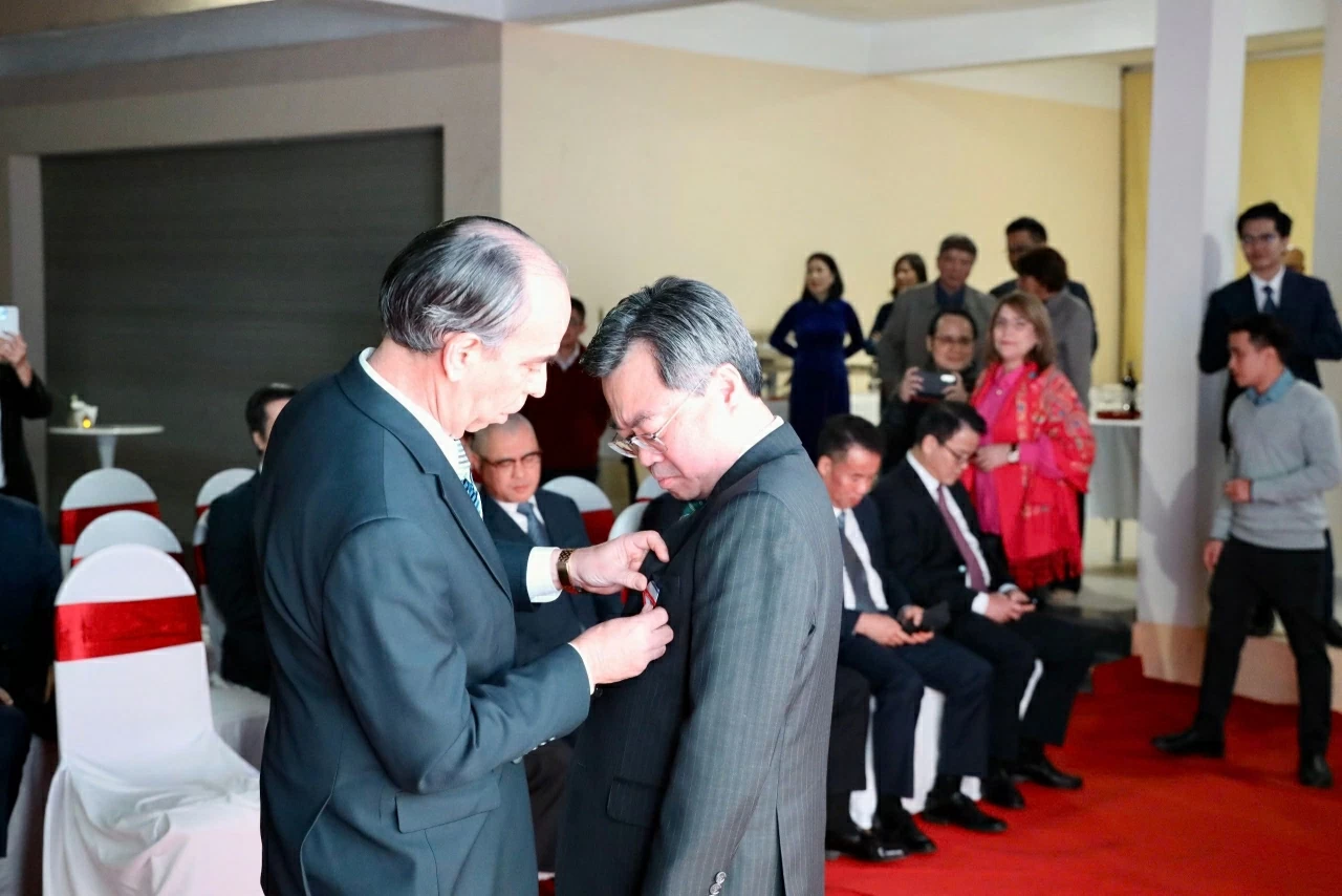 Cuba trao tặng Huân chương Hữu nghị cho Trưởng Ban Chính sách, chiến lược Trung ương Nguyễn Thanh Nghị Cuba trao tặng Huân chương Hữu nghị cho Trưởng Ban Chính sách, chiến lược Trung ương Nguyễn Thanh Nghị