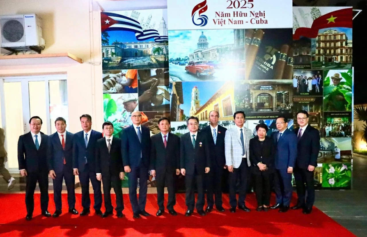 Cuba trao tặng Huân chương Hữu nghị cho Trưởng Ban Chính sách, chiến lược Trung ương Nguyễn Thanh Nghị Cuba trao tặng Huân chương Hữu nghị cho Trưởng Ban Chính sách, chiến lược Trung ương Nguyễn Thanh Nghị