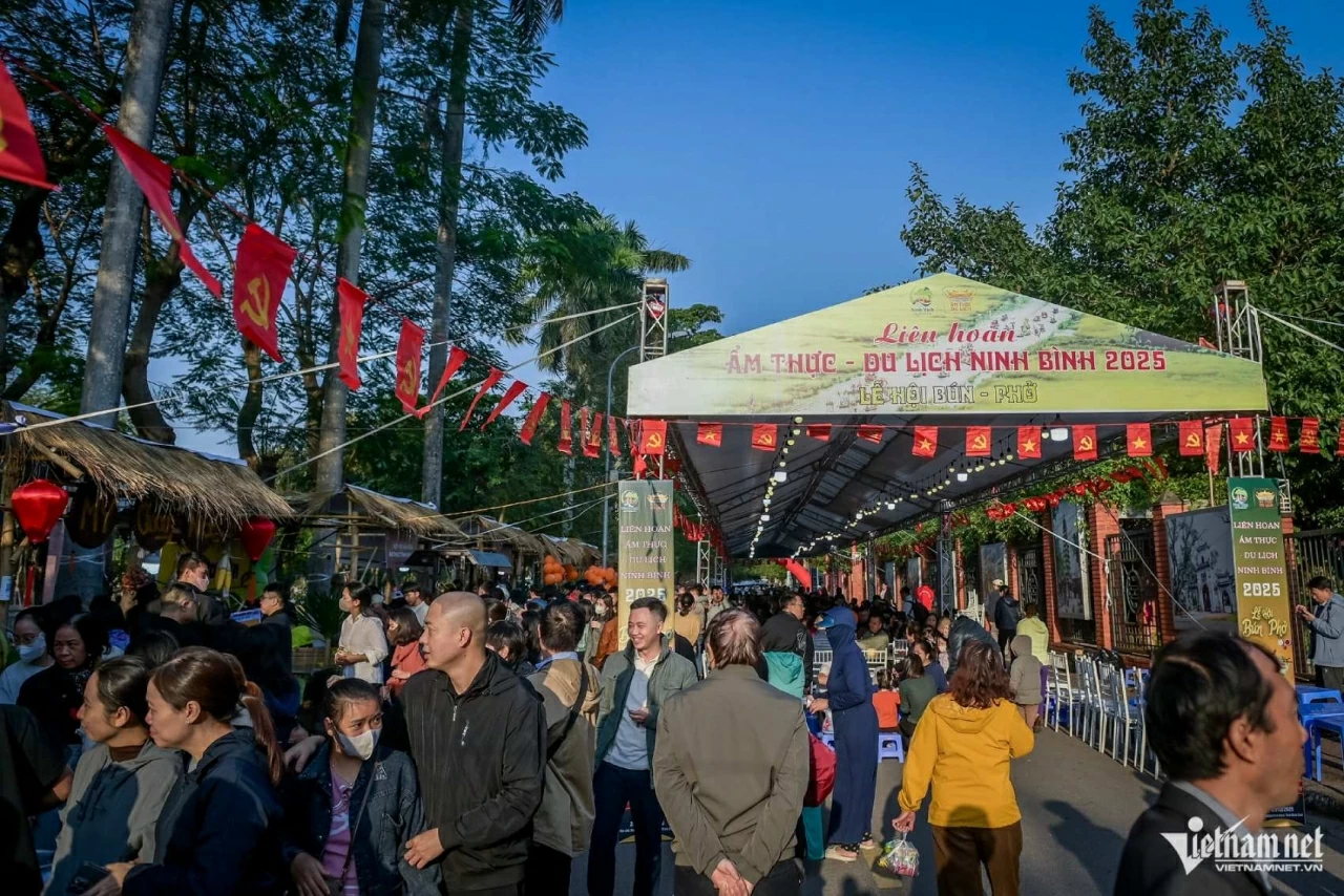 Sự kiện thu hút hàng ngàn người dân ngay từ buổi sáng này 26/12. (Nguồn: Vietjnamnet) Sự kiện thu hút hàng ngàn người dân ngay từ buổi sáng này 26/12. (Nguồn: Vietjnamnet)