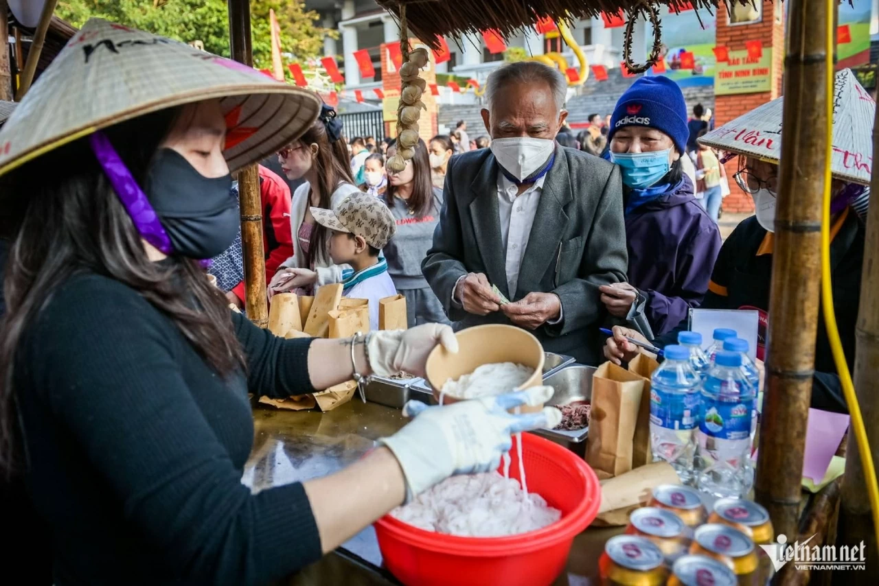 Sự kiện quy tụ khoảng 80 gian hàng, giới thiệu tinh hoa các món ăn làm từ sợi như phở, bún, mì, miến, hủ tiếu… của nhiều vùng miền. Sự kiện quy tụ khoảng 80 gian hàng, giới thiệu tinh hoa các món ăn làm từ sợi như phở, bún, mì, miến, hủ tiếu… của nhiều vùng miền.
