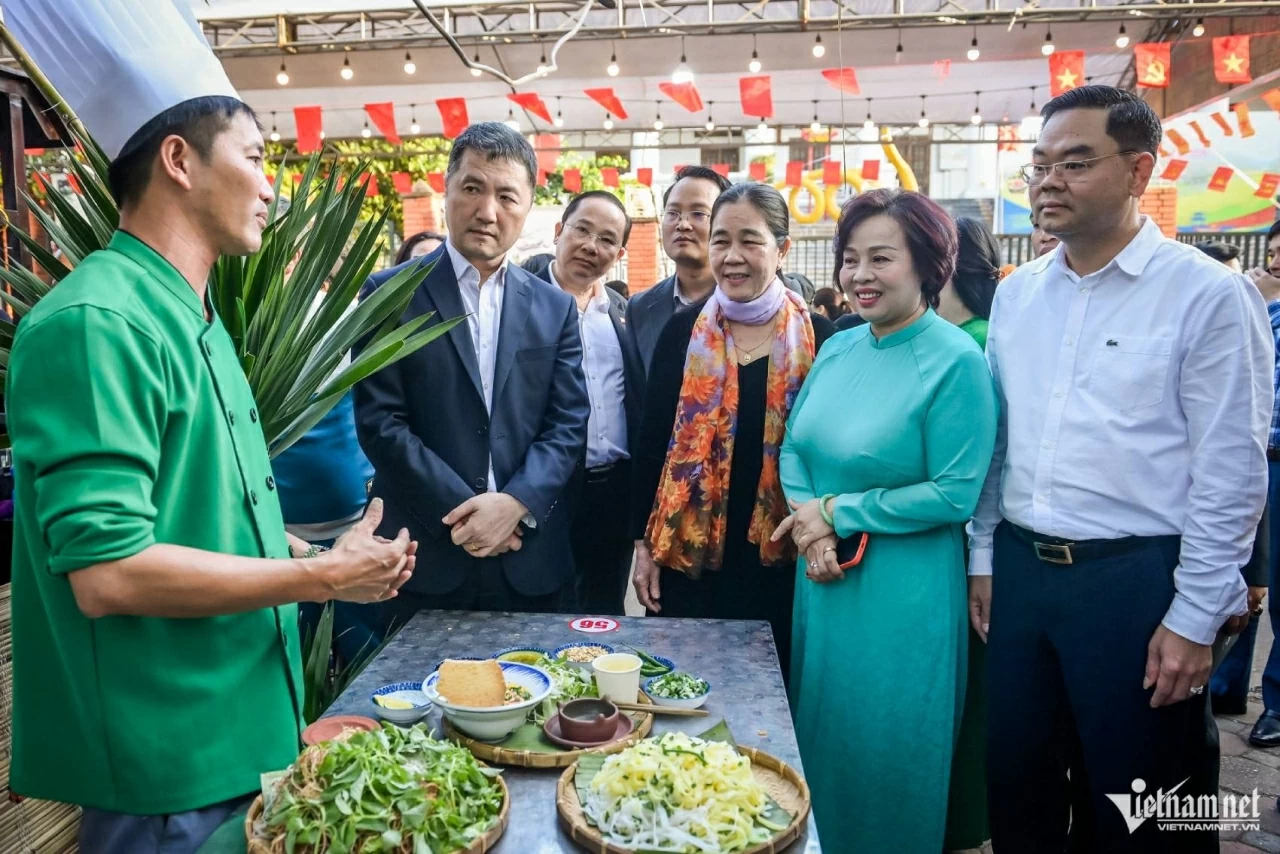 Các đại biểu tham quan gian hàng. (Nguồn: Vietnamnet) Các đại biểu tham quan gian hàng. (Nguồn: Vietnamnet)