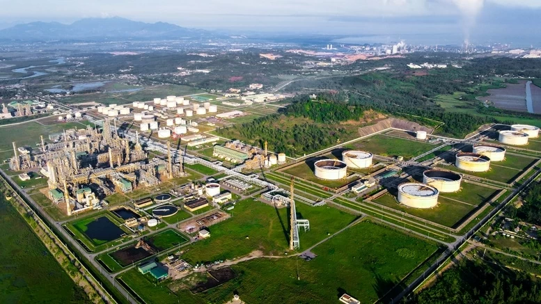 Nhà máy lọc dầu Dung Quất là nhà máy lọc dầu đầu tiên của Việt Nam. Nhà máy lọc dầu Dung Quất là nhà máy lọc dầu đầu tiên của Việt Nam.