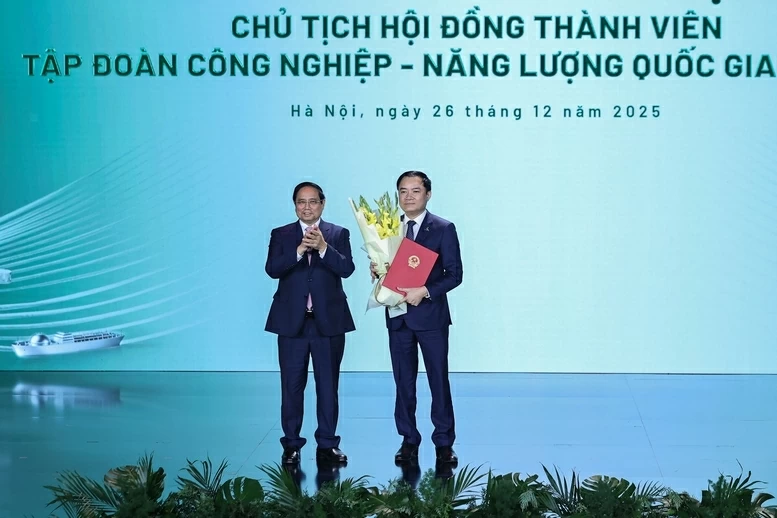Thủ tướng Phạm Minh Chính trao Quyết định bổ nhiệm ông Lê Ngọc Sơn, Tổng Giám đốc Petrovietnam, giữ chức Chủ tịch Hội đồng thành viên Tập đoàn Petrovietnam. (Ảnh: Nhật Bắc)