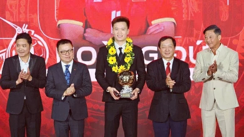 Giải thưởng Quả bóng vàng nam Việt Nam năm 2025 được trao cho cầu thủ Nguyễn Hoàng Đức-CLB Ninh Bình Giải thưởng Quả bóng vàng nam Việt Nam năm 2025 được trao cho cầu thủ Nguyễn Hoàng Đức-CLB Ninh Bình