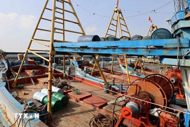 Tàu không đủ điều kiện được xã Phước Hải bố trí neo đậu tại ụ tàu Lứa Bạn cắt cử Ban điều hành ấp trông coi để quản lý chặt chẽ không cho ra khơi xuất bến. (Nguồn: TTXVN)