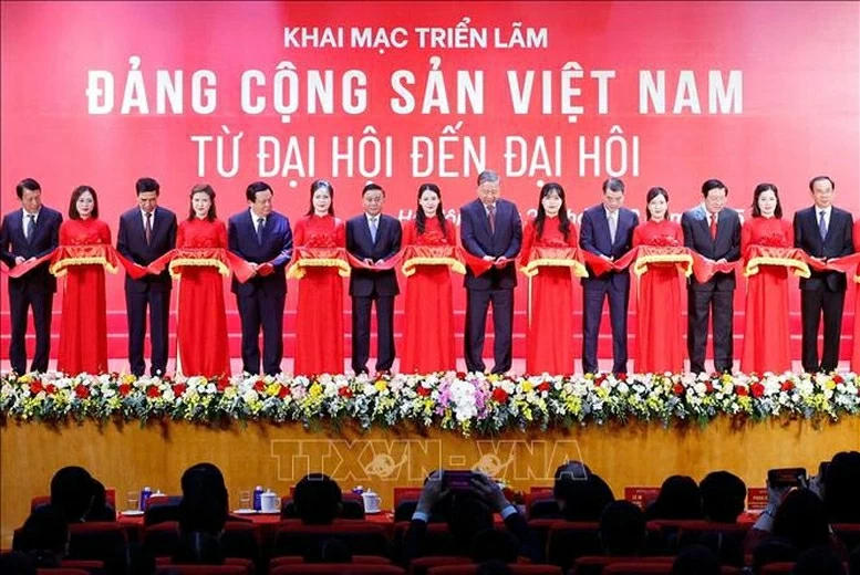 Tổng Bí thư Tô Lâm và các đồng chí lãnh đạo Đảng, Nhà nước cắt băng khai mạc Triển lãm Triển lãm 'Đảng Cộng sản Việt Nam – Từ Đại hội đến Đại hội': Lời nhắc nhở giữ vững niềm tin, khơi dậy khát vọng, đưa đất nước mạnh mẽ, phồn vinh